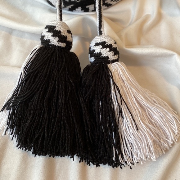 Black and White Elephant Print Mini Wayuu Drawstring Crossbody Mochila Bag - Picture 8 of 11